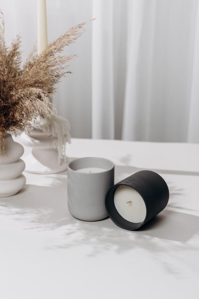 Kaks OKO Candlesi käsitööküünalt heledas ja tumedas keraamilises anumas